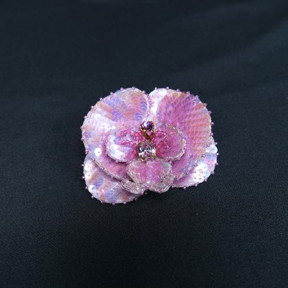 職人手仕事のビーズ刺繍ブローチ|咲きほころぶピンクの花|Hiroshima Takumi